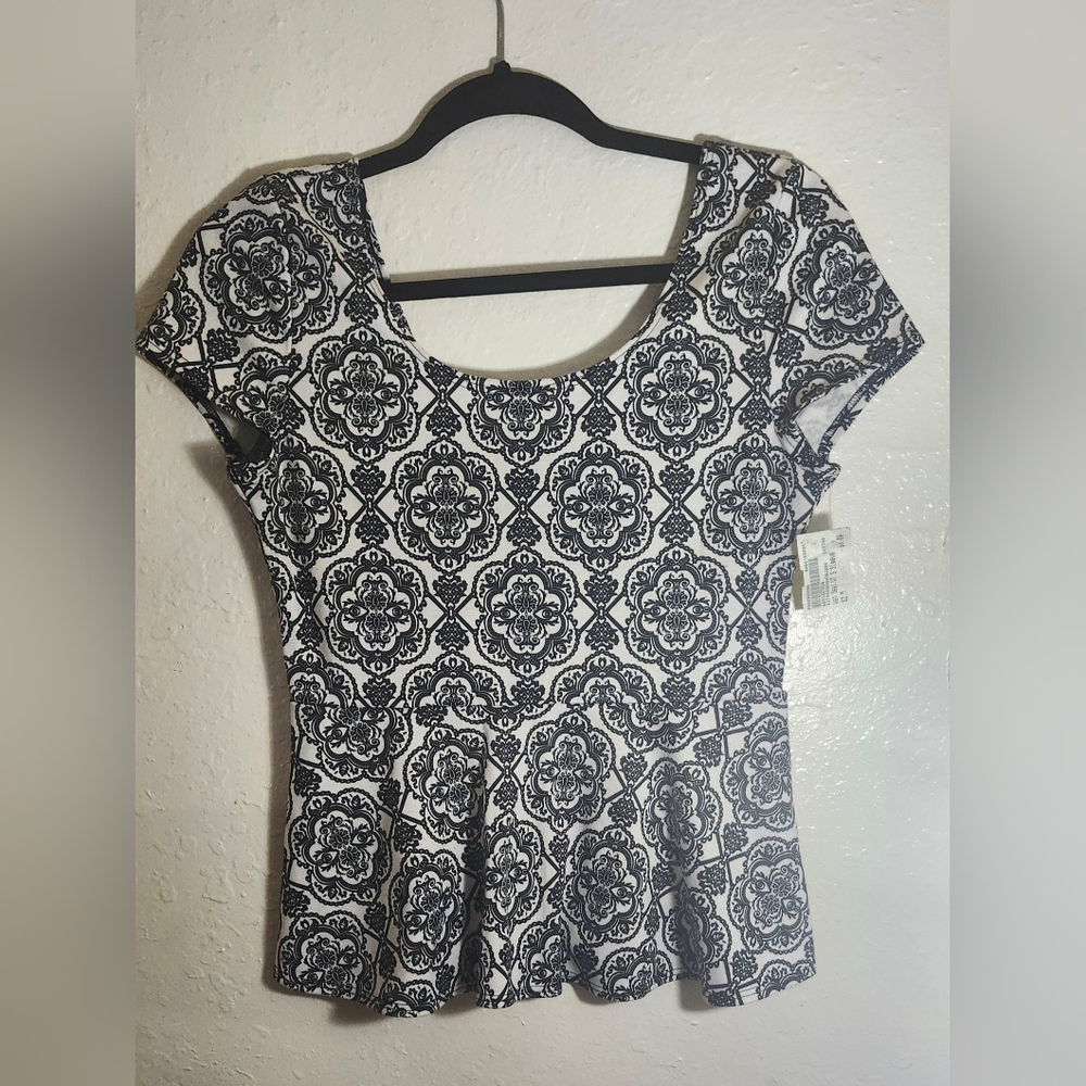 Wet Seal Black and White Floral Short Sleeve Top